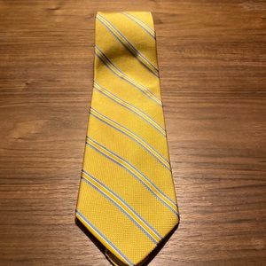 Brooks Brothers 346 Pure Silk Tie. In yellow and baby blue striping.